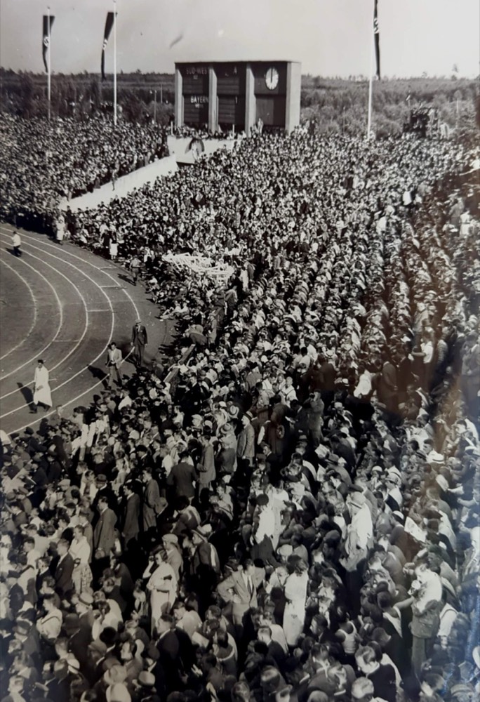 Historisches Foto: dicht gefülltes Stadion mit Zuschauermassen beim Bayerischen Landesturnfest 1934 in Nürnberg